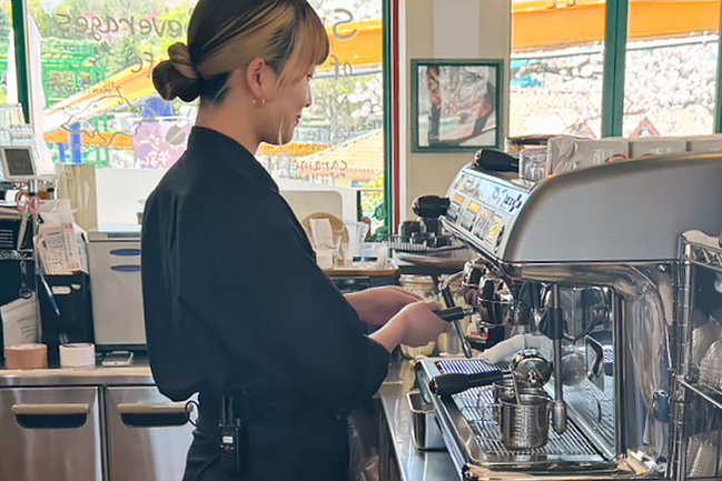 カフェスタッフ